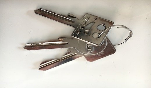 schlüssel liegen auf einem tisch